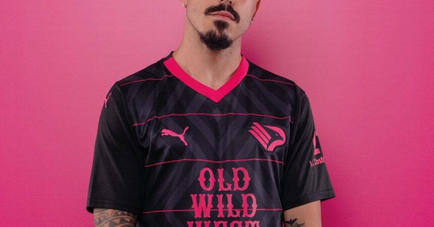 Nero e magenta nella seconda maglia del Palermo, striscia azzurro-City nella terza