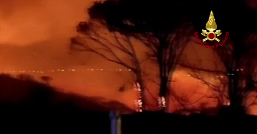 Incendi nel Messinese, vigili del fuoco in azione a Curcuraci e Tono