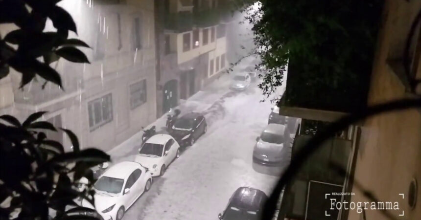 Maltempo, pioggia e grandine nella notte a Milano. Caduti 37mm d’acqua