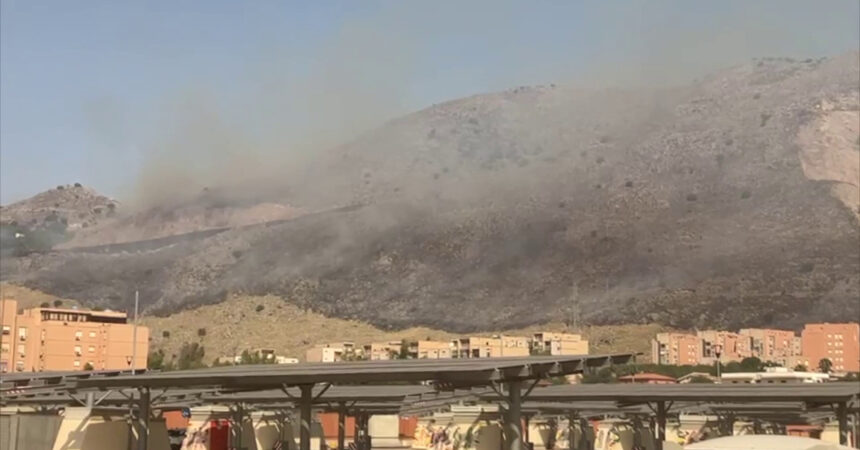 Palermo circondata dagli incendi, fiamme ancora sulle colline