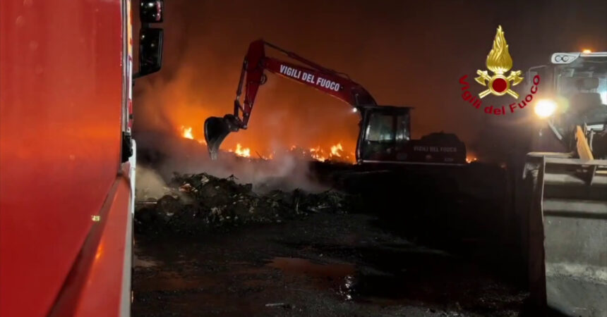 Incendio a Ciampino, Vigili del Fuoco a lavoro per spostare i rifiuti