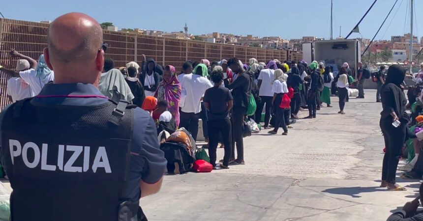 Sbarchi senza sosta a Lampedusa