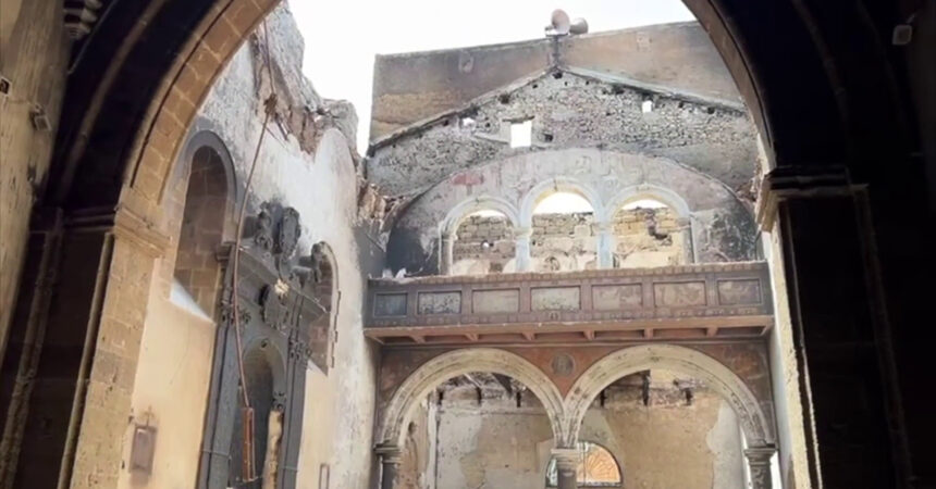 Mattarella a Palermo visita chiesa danneggiata dalle fiamme