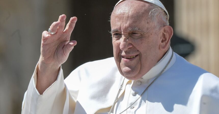 Papa Francesco “La Chiesa non ha porte e accoglie tutti”