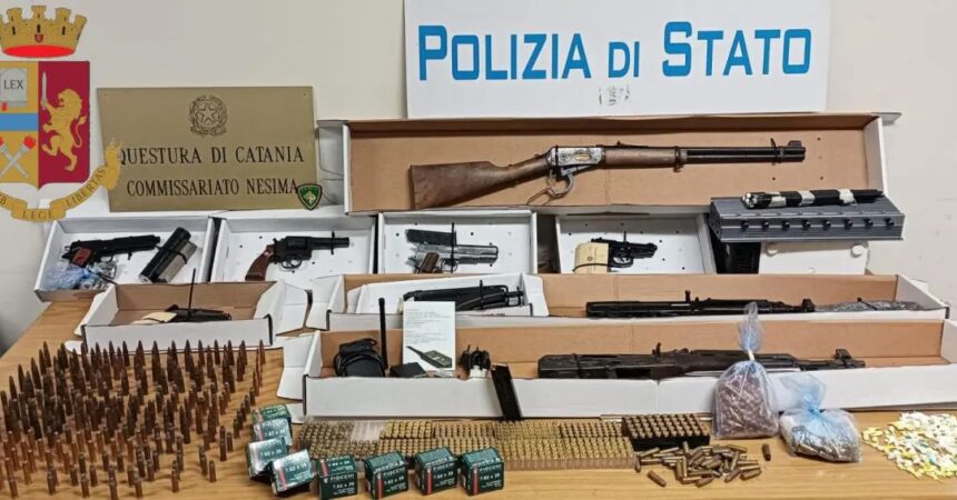 Scoperto a Catania arsenale con Kalashnikov, pistole, fucili e munizioni