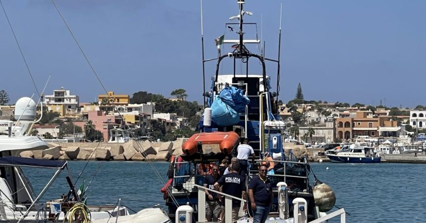 A Lampedusa ispezione di Questura e Capitaneria su nave seawatch