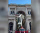Avviata pulizia scritte sull’arco d’ingresso della Galleria di Milano