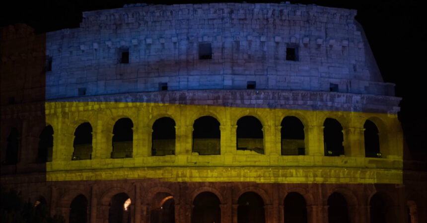 Il Colosseo si illumina con i colori della bandiera dell’Ucraina