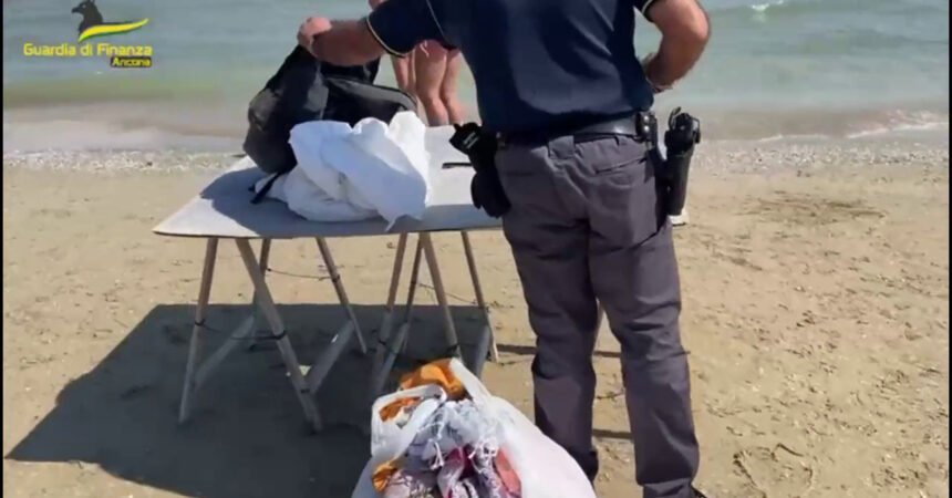 Ad Ancona blitz della Gdf in spiaggia, sequestrati 21 mila articoli