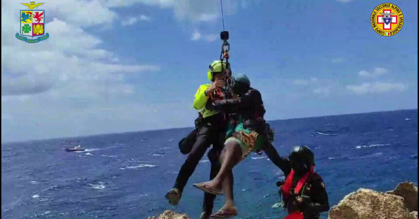 Migranti bloccati sugli scogli a Lampedusa, le immagini dei soccorsi