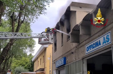 Incendio uffici nella zona industriale a Trieste, in corso spegnimento