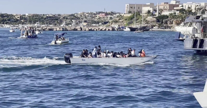 Sbarco autonomo con migrante in mare a Lampedusa, le immagini