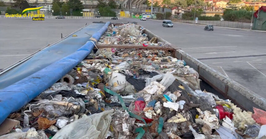 Autoarticolato con 20 tonnellate di rifiuti, sequestro ad Avellino