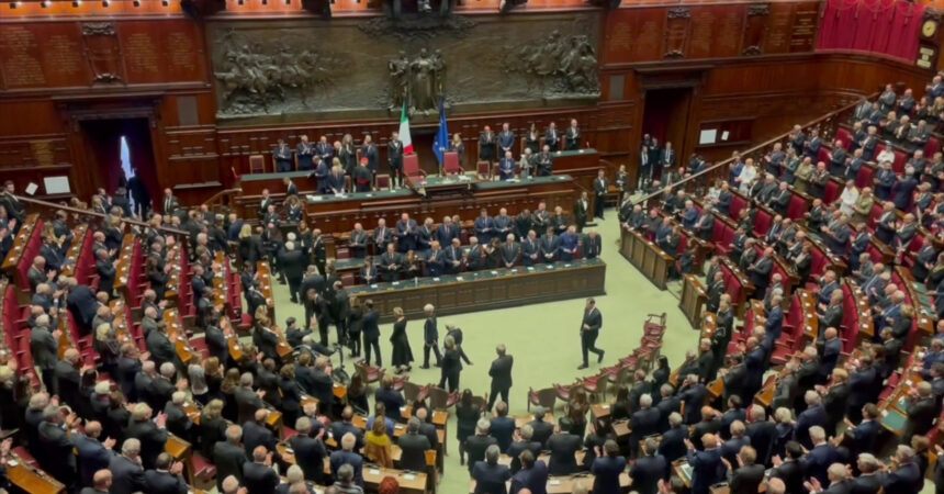 I funerali di Napolitano, l’applauso alla Camera