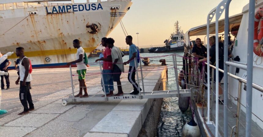 1.500 migranti nell’hotspot di Lampedusa, oggi la visita di Meloni e Von der Leyen
