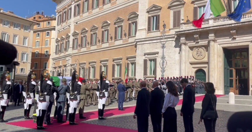 I funerali di Napolitano, l’arrivo del feretro a Montecitorio
