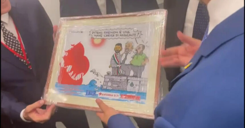 Emiliano e Decaro regalano a Salvini una vignetta sui migranti