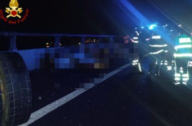 Scontro sull’A1 fra un tir e un bus migranti partito dalla Sicilia. Due morti e 25 feriti