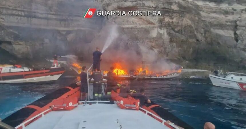 Veliero in fiamme al largo di Lampedusa, passeggeri tratti in salvo VIDEO