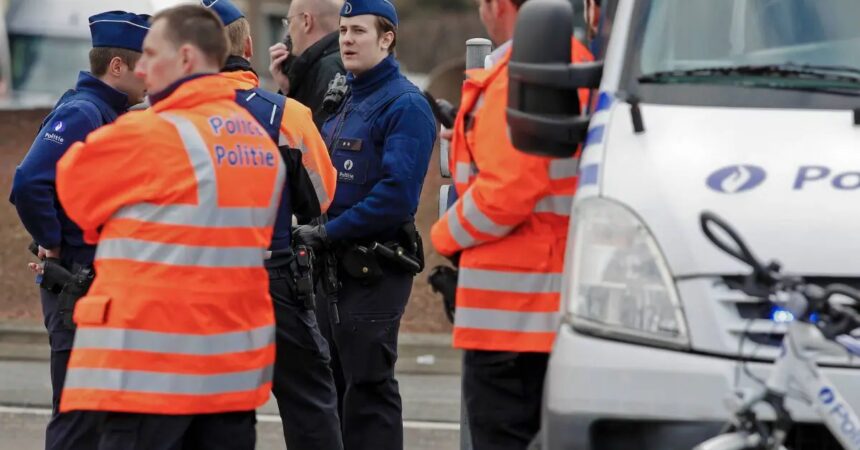 Bruxelles, morto il sospetto attentatore. Si cercano altre due persone
