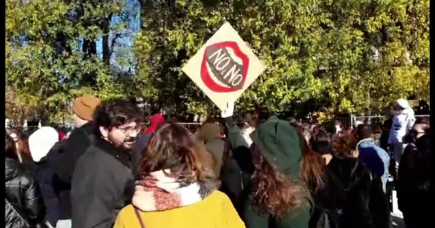 Milano scende in piazza contro la violenza sulle donne