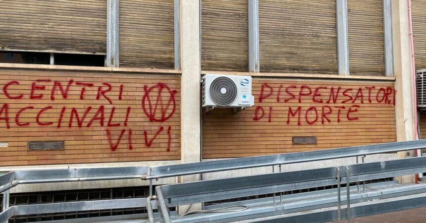 Raid vandalico al Policlinico di Palermo, scritte No Vax sui muri