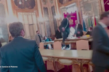 Tensione al Comune di Palermo, Consigliere salta su tavolo Presidenza