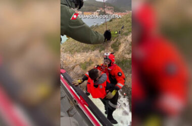 Imbarcazione contro gli scogli a Porto Ercole, in salvo due diportisti
