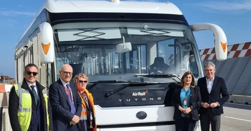 All’aeroporto di Palermo il primo bus interpista elettrico