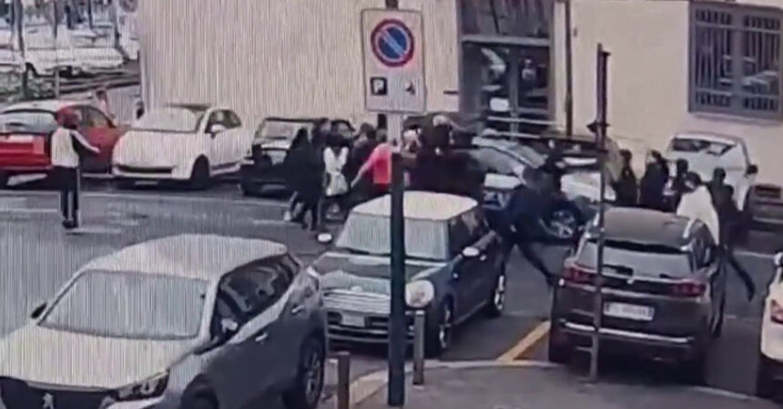 Torino, antagonisti assaltano volante della Polizia fuori da Questura