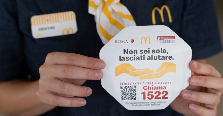 Nei 700 ristoranti McDonald’s l’adesivo del numero antiviolenza 1522