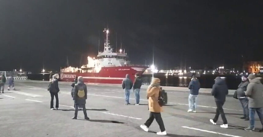 Sbarcati a Catania i 52 migranti della nave Life Support di Emergency