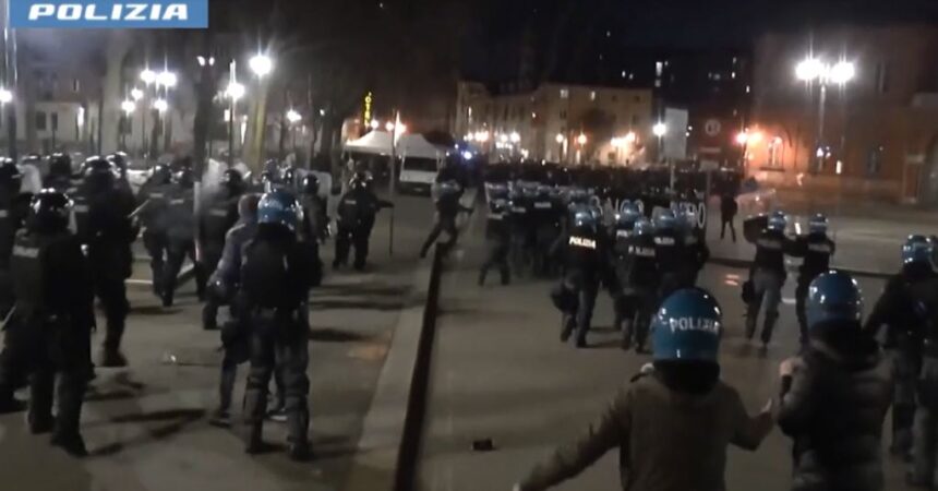 Scontri al corteo pro Cospito a Torino, 75 denunce e 18 misure cautelari