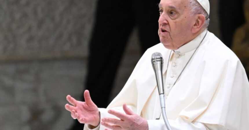 Papa “Nessuno deve togliere la dignità alle persone”
