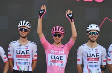 A Kooij lo sprint di Napoli, Pogacar resta leader del Giro