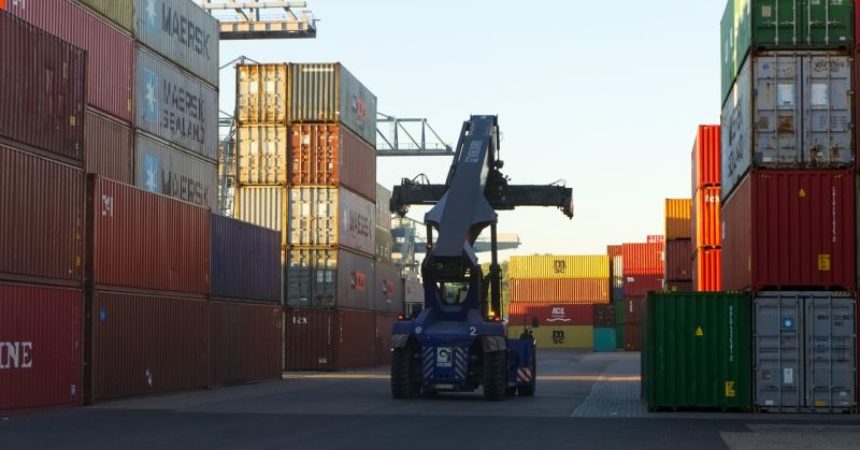 Commercio extra Ue, a febbraio export e import in calo su anno