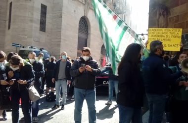 Protestano i lavoratori Alitalia, bloccata via Veneto a Roma