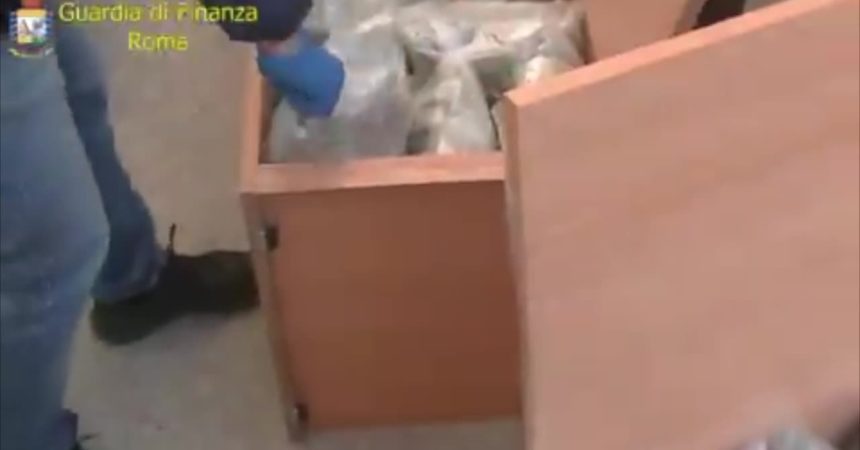 Al porto di Civitavecchia con 200 kg marijuana, arrestato corriere sardo