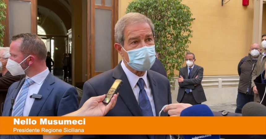 Covid, Musumeci: “I vaccini in Sicilia arrivano ancora col contagocce”