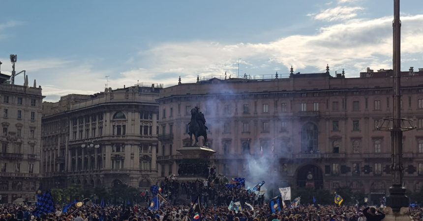 Scudetto Inter, assembramenti in piazza Duomo per la festa dei tifosi