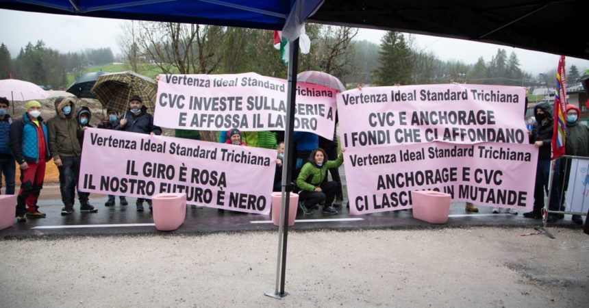 Lavoratori Ideal Standard in sciopero manifestano al Giro d’Italia
