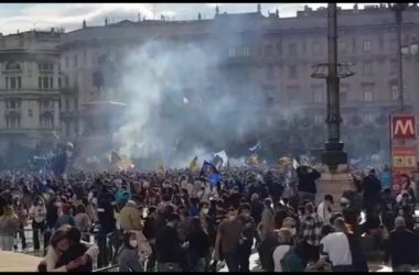 Inter campione d’Italia, la festa dei tifosi in piazza Duomo