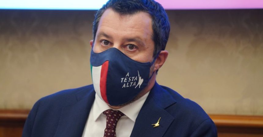Covid, Salvini “Chiesto a Draghi stop obbligo mascherine all’aperto”