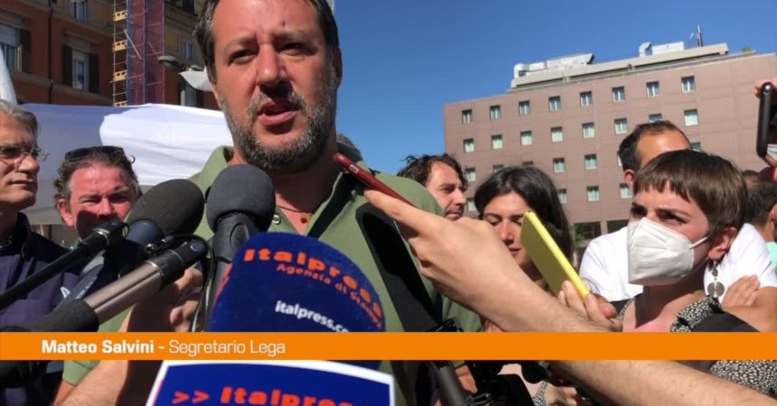 Migranti, Salvini: “Lamorgese difenda la legalità”