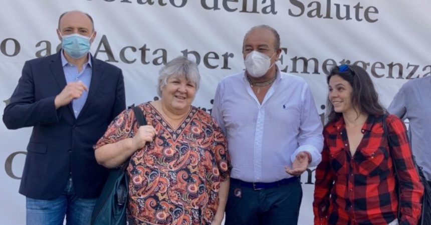 Covid, figlia Che Guevara visita hub vaccinale di Palermo