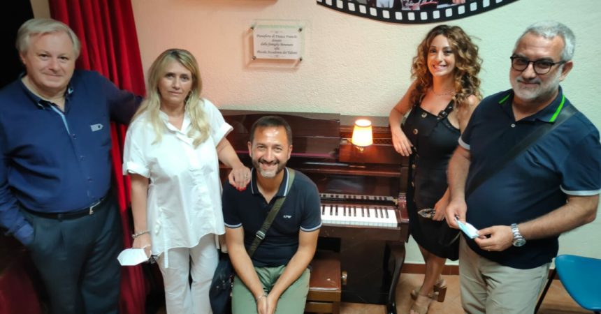 Figli Franco Franchi donano pianoforte padre a talenti Accademia Palermo