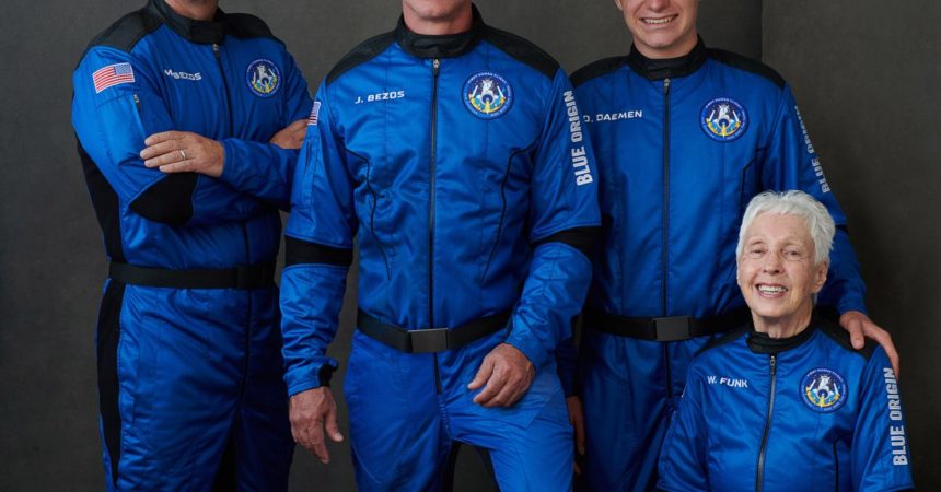 La navicella Blue Origin compie la sua missione, Bezos nello spazio