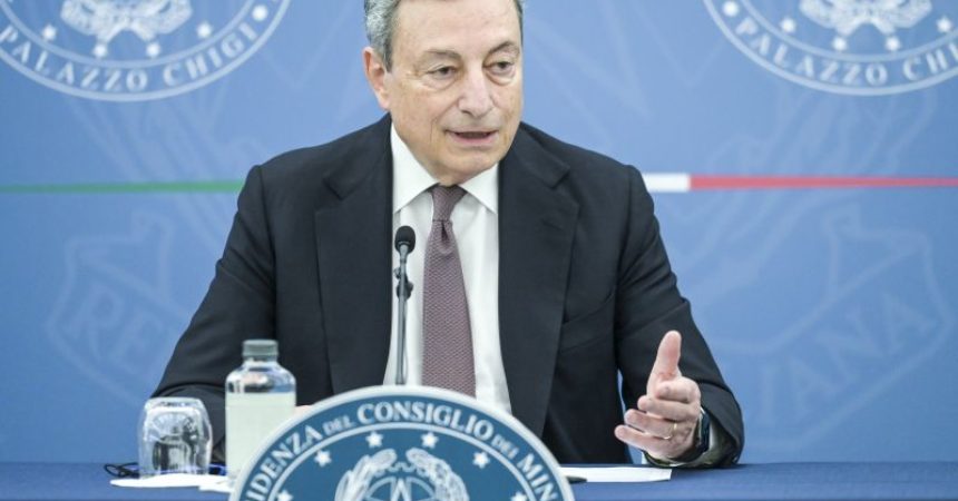 Draghi agli italiani “Vaccinatevi e rispettate le regole”