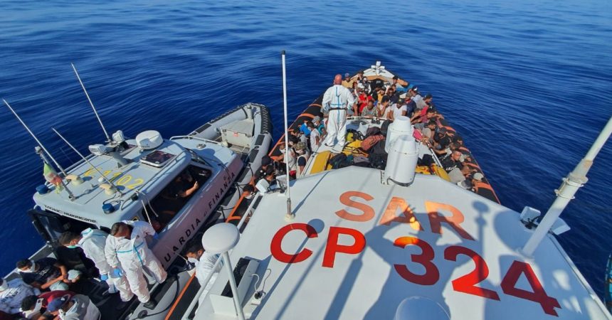Tredici sbarchi di migranti a Lampedusa, al via trasferimenti