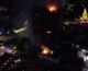 Incendio a Milano, pompieri impegnati a spegnere gli ultimi focolai